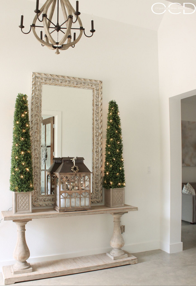 Neutral Christmas Foyer. Christmas Foyer. Christmas Foyer Ideas. Neutral Christmas Foyer. Neutral Christmas Foyer <Neutral Christmas Foyer> #NeutralChristmasFoyer #ChristmasFoyer #ChristmasFoyerIdeas #Christmas #Foyer Beautiful Homes of Instagram organizecleandecorate