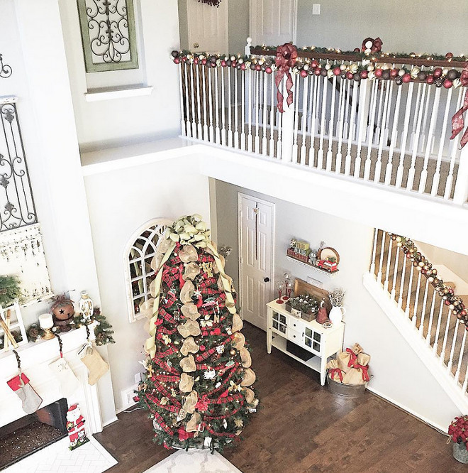 Christmas Living room decor. Christmas Living room decor ideas. Christmas Living room decor #ChristmasLivingroomdecor #ChristmasLivingroom Mary Beth via Instagram @houseofnichols.