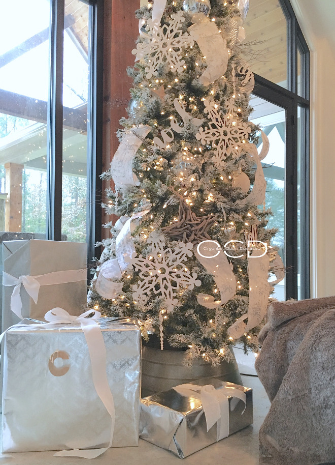 Farmhouse Christmas Tree. White and silver Farmhouse Christmas tree. Farmhouse Christmas Tree. White and silver Farmhouse Christmas tree Ideas <Farmhouse Christmas Tree> #WhiteandsilverChristmastree #FarmhouseChristmastree Beautiful Homes of Instagram organizecleandecorate