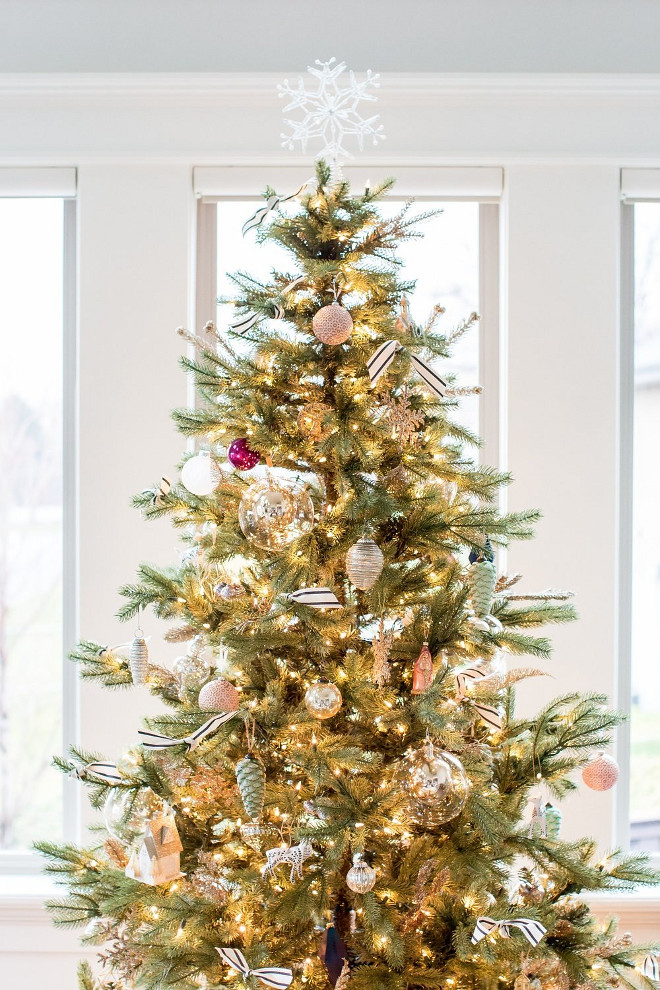 Natural Christmas Tree. Natural Christmas Tree. Simple and elegant Natural Christmas Tree. Natural Christmas Tree #NaturalChristmasTree #Natural #ChristmasTree Studio McGee