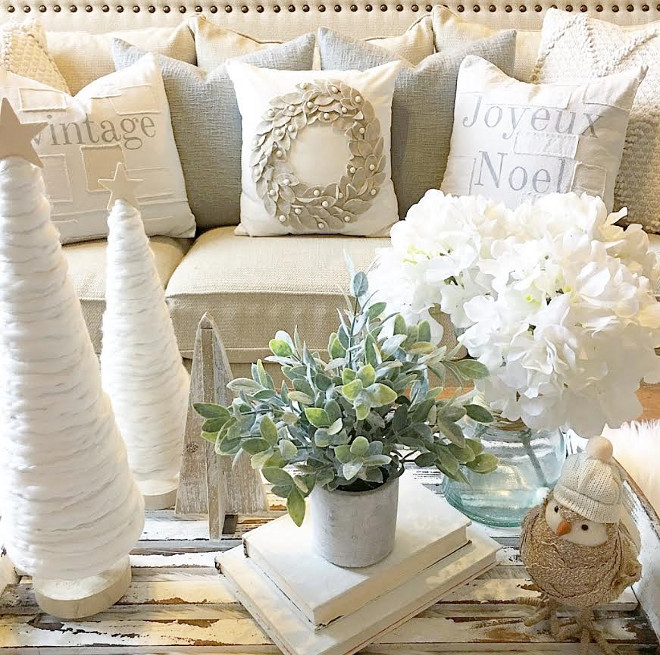 Organic Christmas Decor. Neutral Christmas Decor. Organic Christmas Decor. Neutral Christmas Decor Ideas #OrganicChristmasDecor #ChristmasDecor #NeutralChristmasDecor #NeutralChristmasDecoratingIdeas Aly McDaniel via Instagram @thedowntownaly