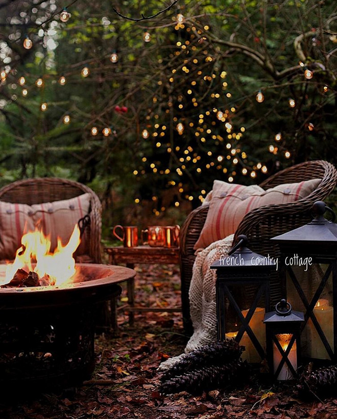 Rustic Christmas. Twinkling Tree #Rustic #Christmas #Outdoors French Country Cottage via Instagram @frenchcountrycottage