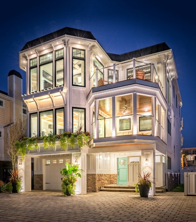 Beach house. Modern beach house architecture. Beach house with turquoise front door. Modern Beach house with turquoise front door #Beachhouse #ModernBeachhouse #turquoisefrontdoor #turquoisedoor #frontdoor Echelon Interiors