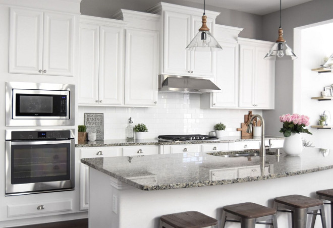 Crisp White Farmhouse Kitchen. I love the simplicity and crispness of this farmhouse kitchen. #Farmhousekitchen #whitekitchen #Crispwhitekitchen #Whitefarmhousekitchen