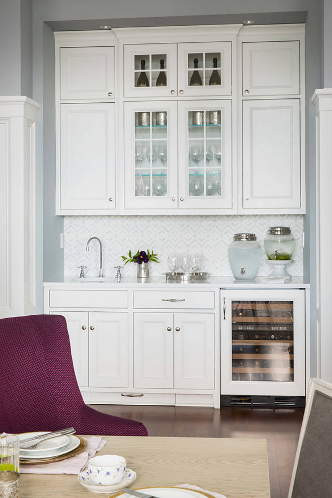 Dining room butlers pantry. Butlers pantry is tucked in a nook in the dining room. Practical idea! Dining room butlers pantry. Dining room butlers pantry #Diningroom #butlerspantry Martha O'Hara Interiors