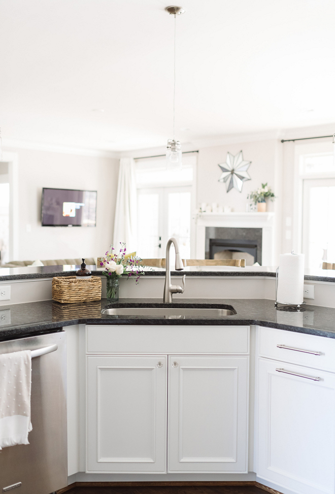 Decorators White Benjamin Moore, Decorators White Benjamin Moore Kitchen cabinet paint color Decorators White Benjamin Moore #DecoratorsWhiteBenjaminMoore #DecoratorsWhiteBenjaminMoorekitchen #cabinetpaintcolor Beautiful Homes of Instagram @thegraycottage