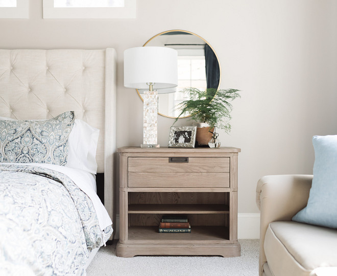 Farmhouse bedroom nightstand, Simple and neutral yet beautiful Farmhouse bedroom nightstand, Farmhouse bedroom nightstand #Farmhousebedroomnightstand #Farmhousebedroom #nightstand Beautiful Homes of Instagram @thegraycottage