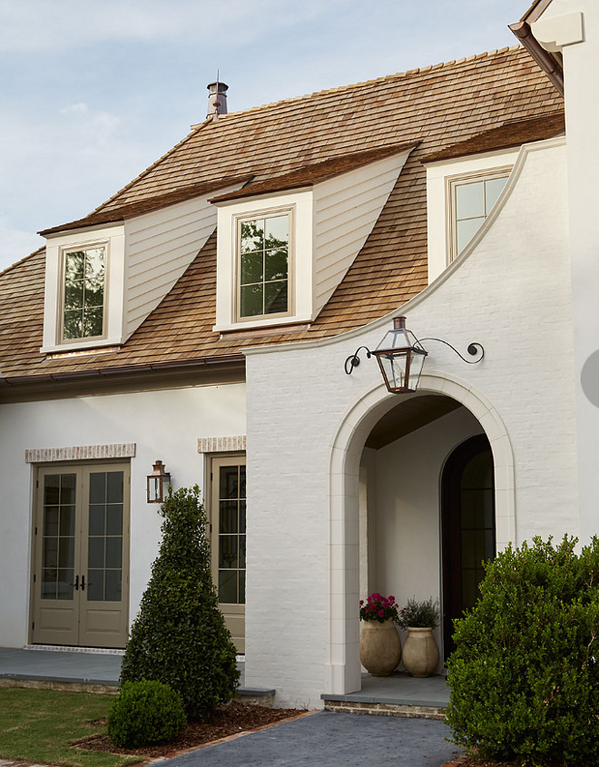 Cream white brick exterior with tan window trim. Cream white brick exterior with tan window trim. Cream white brick exterior with tan window trim. Cream white brick exterior with tan window trim #Creamwhitebrick #whitebrickexterior #brickexterior #tanwindowtrim #tan #windowtrim Andrew Howard Interior Design