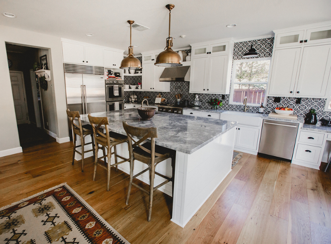 Farmhouse kitchen with custom built maple paint Simply White by Benjamin Moore and super white quartzite #Farmhousekitchen #custombuiltmaplecabinet #SimplyWhitebyBenjaminMoore #superwhitequartzite Beautiful Homes of Instagram @house.becomes.home