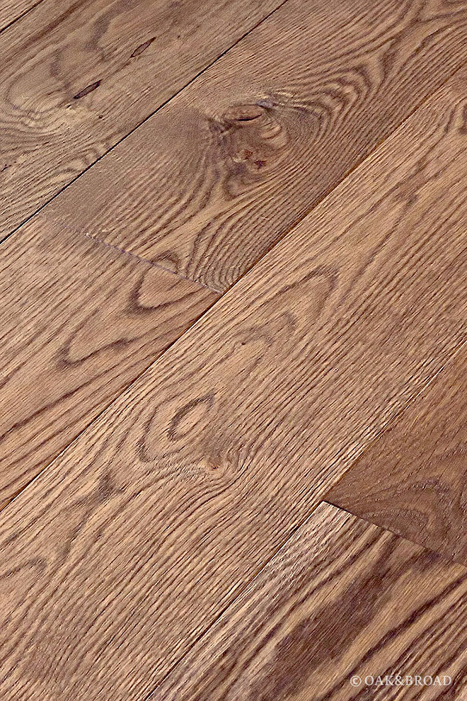 Live Sawn Floors- As you may know, there’s more than one way to saw a log (in fact, there are at least four approaches, and each reveals the beauty of the wood in a different way). Live sawn floors are cut straight through the log, producing wavy “cathedrals” along the center of the board and straighter grain on the edges- This method has been popular in Europe for generations, hence the nickname “French Cut” The resulting floor has a vivid, exciting grain pattern #LiveSawnFloors #LiveSawnHardwoodFloors Oak & Broad
