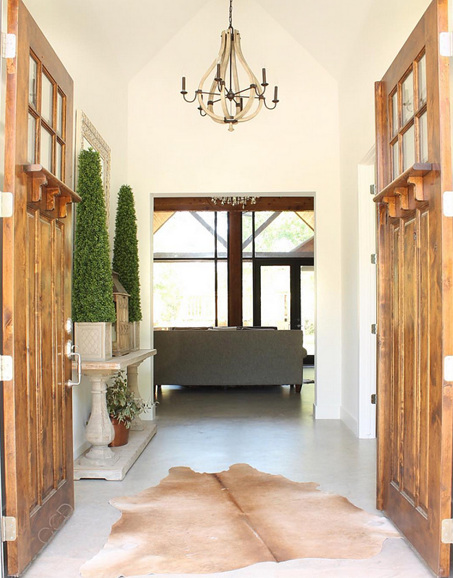 Double Doors Foyer. Double Doors Foyer Ideas. Double Wood Doors Foyer. Double Doors Foyer. Double Doors Foyer #DoubleDoorsFoyer #Foyer Beautiful Homes of Instagram @organizecleandecorate