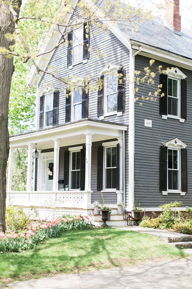 1800s home ideas. Built in 1879 this home has a tinge of farmhouse and a tinge of Victorian. #1800shomes #1800shomeideas #oldfarmhouses #Victorian #Victorianfarmhouse Home Bunch Beautiful Homes of Instagram @finding__lovely