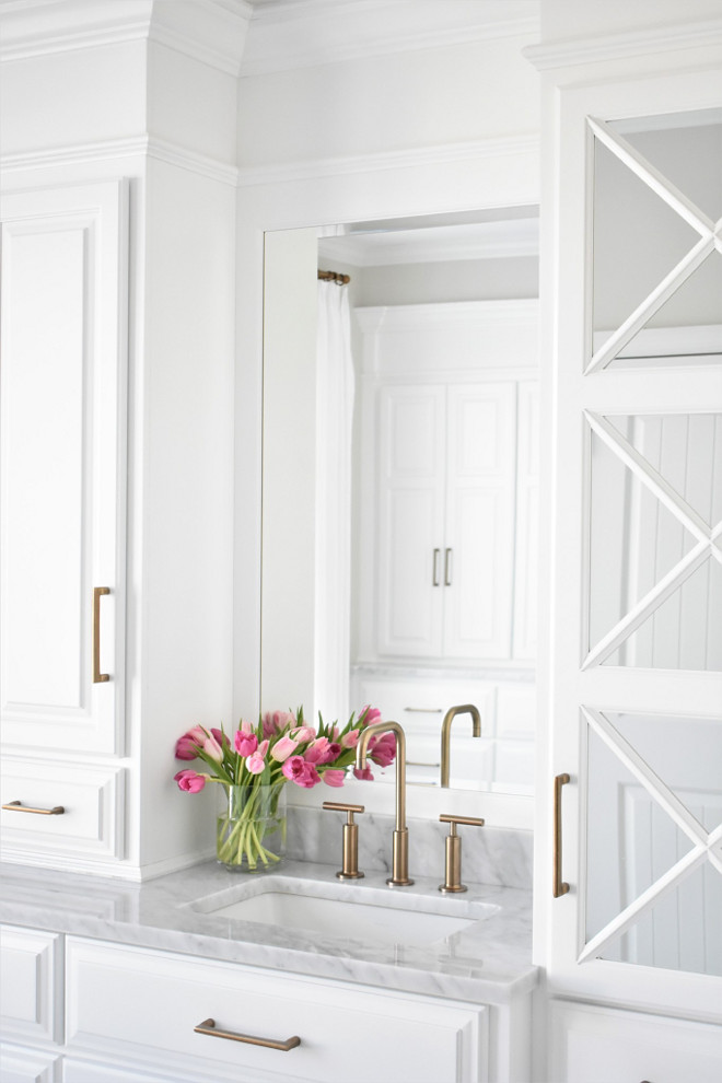 Benjamin Moore OC-20 Decorator's White. Benjamin Moore OC-20 Decorator's White on cabinets. Benjamin Moore OC-20 Decorator's White. Benjamin Moore OC-20 Decorator's White #BenjaminMooreOC20DecoratorsWhite Kate Abt Design