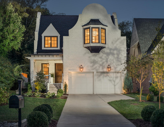 Creamy white brick exterior. Creamy white brick exterior ideas. Creamy white brick exterior with black steel windows #Creamywhitebrick #Creamywhiteexterior #brickexterior #blacksteelwindows Domaine Development