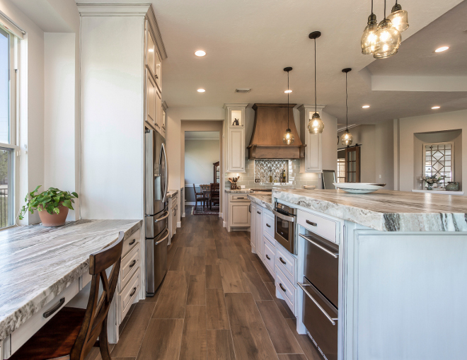 Benjamin Moore Decorator's White Cabinet with Glaze. White kitchen with subtle glazed cabinets. Kitchen Benjamin Moore Decorator's with Brown Heirloom Glaze #BenjaminMooreDecorators #glazedcabinets #Whitekitchenglazedcabinets Morning Star Builders LTD