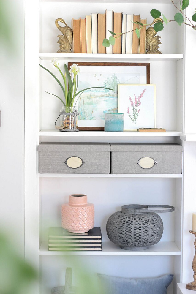 Blushing Pink and Grey Bookshelf Decor. I am loving this blushing pink and grey decor! It's so fresh! Blushing Pink and Grey Bookshelf Decor. Blushing Pink and Grey Bookshelf Decor Ideas Blushing Pink and Grey Bookshelf Decor #BlushingPinkandGrey #BookshelfDecor Home Bunch's Beautiful Homes of Instagram @laura_willowstreetinteriors