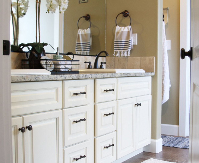 Creamy white cabinet with granite countertop and rubbed oil bronze hardware. Home Bunch's Beautiful Homes of Instagram @AshleysDecorSpace_ 