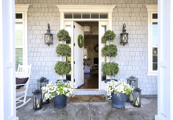 Front Door Planters and Lanterns. Front Door Planters and Lantern decor. Front Door Planters and Lanterns. Front Door Planters and Lanterns. Front Door Planters and Lanterns. Front Door Planters and Lanterns #FrontDoor #Planters #Lanterns Home Bunch's Beautiful Homes of Instagram @cambridgehomecompany