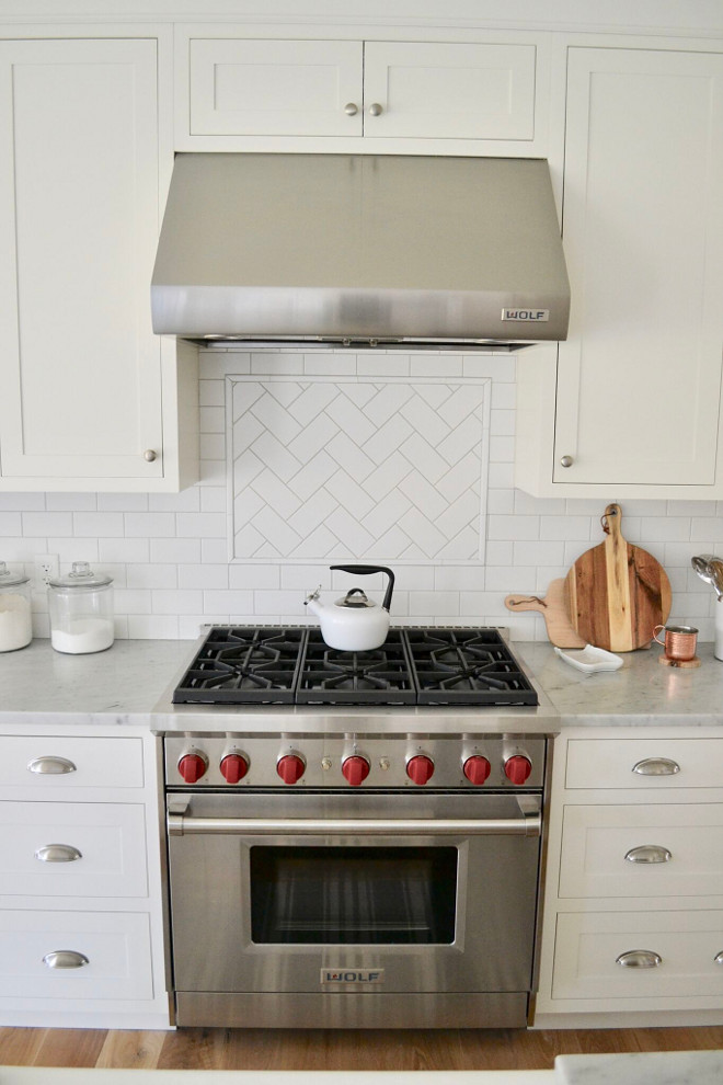 Herrinbone Subway Tile above range. Herrinbone Subway Tile above range. Backsplash is White Subway Tile in Matte Finish. White kitchen Herrinbone Subway Tile above range #HerrinboneSubwayTile #HerrinboneSubwayTileaboverange Home Bunch's Beautiful Homes of Instagram @sweetthreadsco