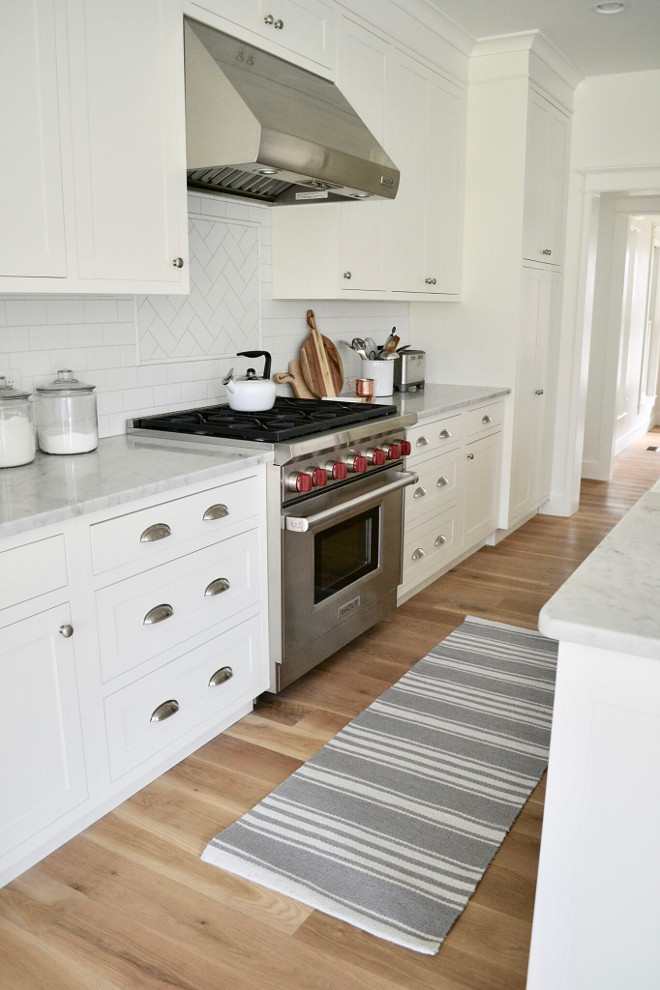 Kitchen Runner. Kitchen Runner. White and grey Kitchen Runner. The kitchen runner is Williams Sonoma. Striped Kitchen Runner #KitchenRunner #kitchen #runner Home Bunch's Beautiful Homes of Instagram @sweetthreadsco