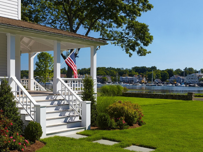 Porch Railing. Front porch railing. Porch with flag. Porch Railing #PorchRailing #porch #flag #porchflag Vicente Burin Architects