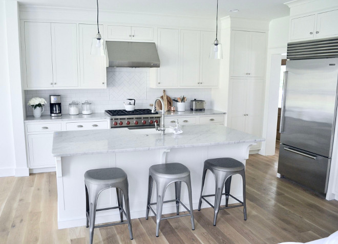 White Kitchen Cabinets painted in Alabaster by Sherwin Williams. Entire home but bedrooms are painted in Alabaster by Sherwin Williams, that includes the ceilings, walls and trim all in different sheens. Home Bunch's Beautiful Homes of Instagram @sweetthreadsco