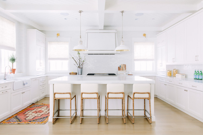 Black and White Modern Farmhouse Kitchen - Home Bunch Interior