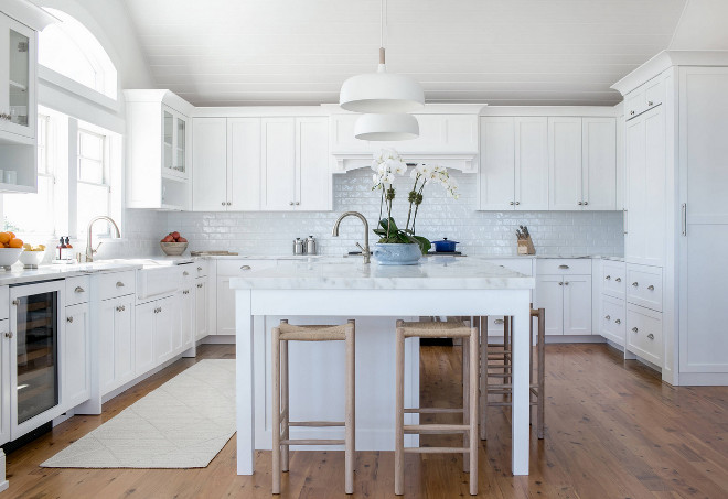 Crisp white kitchen paint color Benjamin Moore Decorator's White. Benjamin Moore Decorator's White. Benjamin Moore Decorator's White #BenjaminMooreDecoratorsWhite Chango & Co.