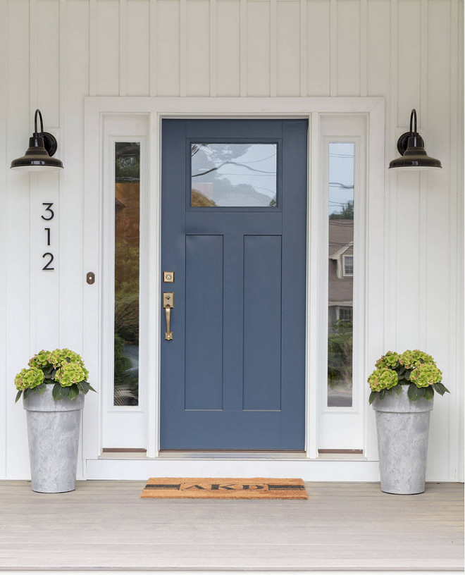 Newburyport Blue HC-155 by Benjamin Moore. Navy door paint color Moore paint color Newburyport Blue HC-155 by Benjamin Moore #NewburyportBlueHC155byBenjaminMoore #BenjaminMoorepaintcolor Jamie Keskin Design