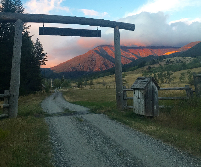 Ranch Entrance. Montana Ranch Entrance #Ranch #RanchEntrance Beautiful Homes of Instagram @SanctuaryHomeDecor