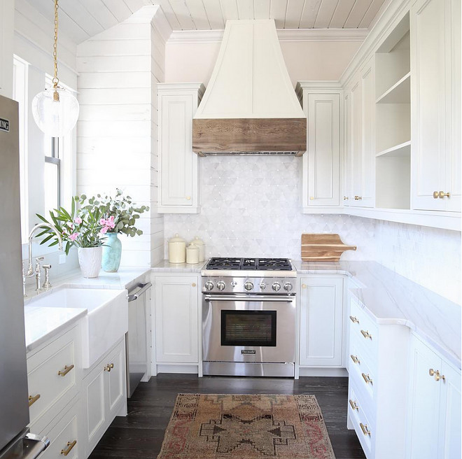 Small White Kitchen. Tons of storage makes this small white kitchen super functional. Small White Kitchen. Small White Kitchen #SmallWhiteKitchen #SmallKitchen Old Seagrove Homes