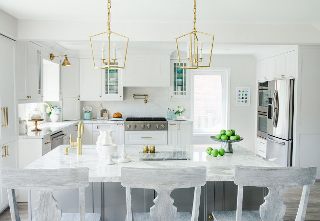 https://www.homebunch.com/wp-content/uploads/2017/10/White-kitchen-with-white-and-turquoise-decor-brass-lighting-and-brass-hardware.-White-kitchen-with-white-and-turquoiseWhitekitchen-whiteandturquoisedecor-brasslighting-brasshardware.jpg