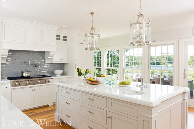 Black and White Modern Farmhouse Kitchen - Home Bunch Interior