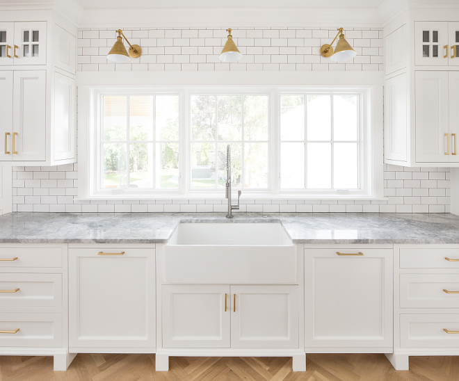 Modern Farmhouse Kitchen Subway Tile Modern Farmhouse Kitchen with subway tile and farmhouse sink The backsplash is a traditional white subway tile #ModernFarmhouseKitchen #SubwayTile