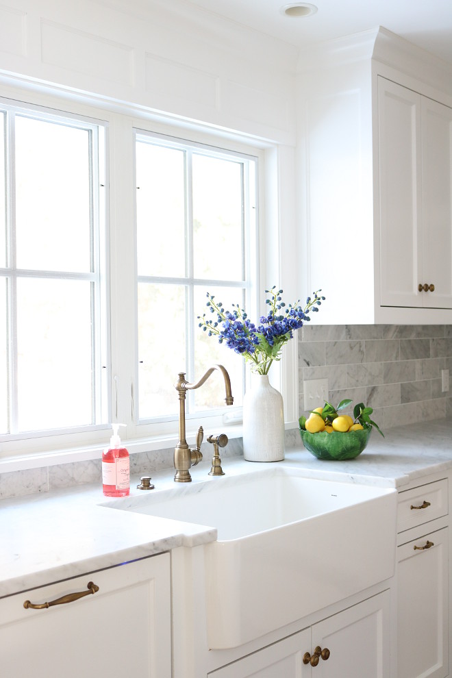 White Farmhouse Kitchen Sink Kitchen Sink with Flowers White Farmhouse Kitchen Sink Ideas White Farmhouse Kitchen Sink source on Home Bunch #WhiteFarmhouseKitchenSink #FarmhouseKitchenSink