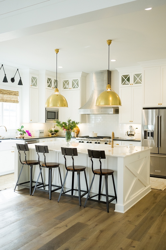 Black and White Modern Farmhouse Kitchen - Home Bunch Interior