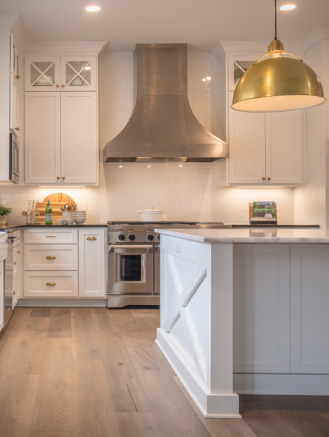 Black and White Modern Farmhouse Kitchen - Home Bunch Interior