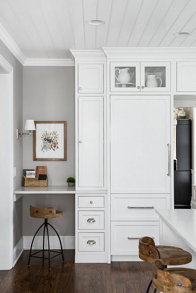 Kitchen Desk Kitchen Desk A custom small desk with quartz countertop is tucked in the corner of this kitchen to make things easier and practical #kitchen #desk