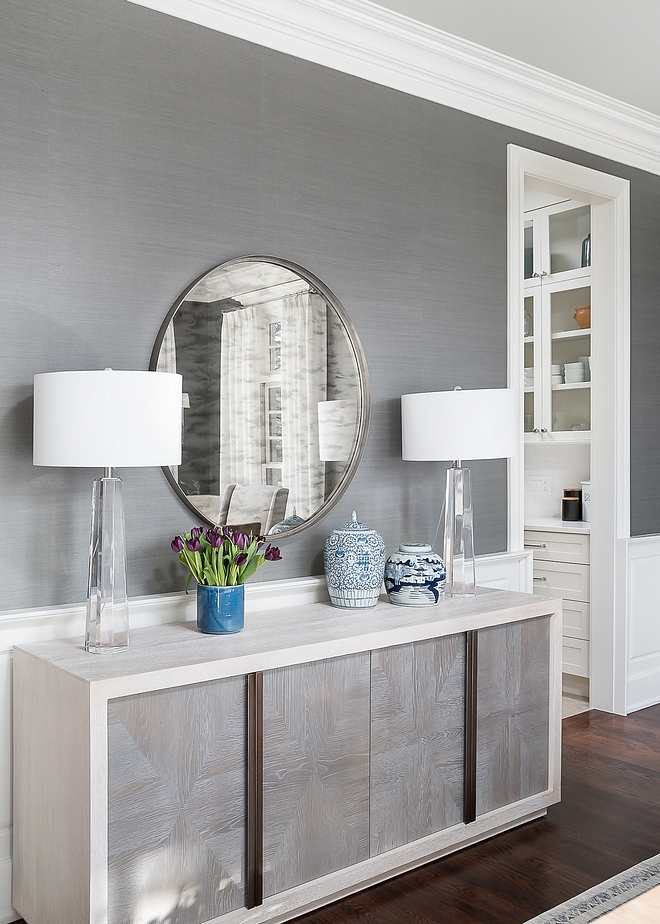 Dining room mirror A round mirror creates some balance and reflects the natural light in this dining room #diningroommirror #diningroom #mirror #roundmirror