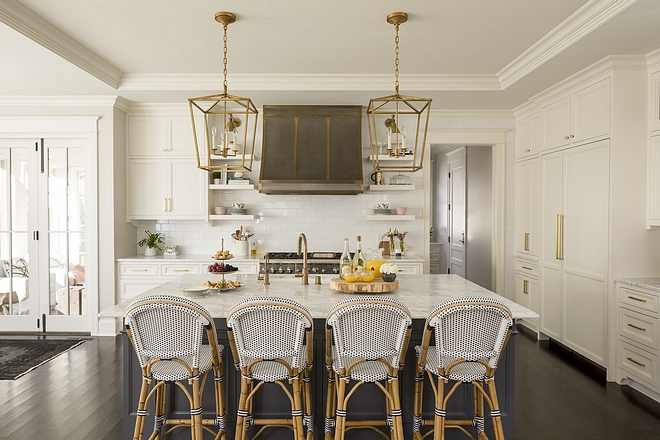 White Dove OC-17 by Benjamin Moore Creamy white kitchen cabinet with brass hardware and brass lighting White Dove OC-17 by Benjamin Moore #WhiteDoveOC17byBenjaminMoore #creamywhitekitchen #paintcolor