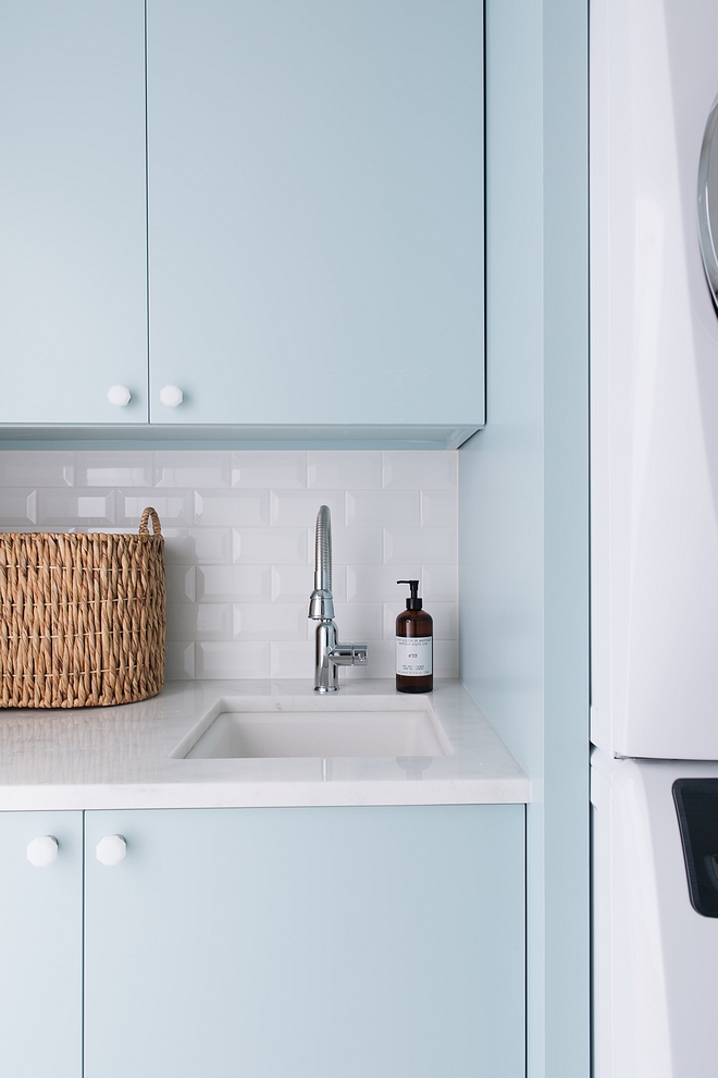 Laundry room backsplash tile 2x4 beveled subway tile Laundry room backsplash tile source on Home Bunch #laundryroom #backsplash #tile #beveledsubwaytile