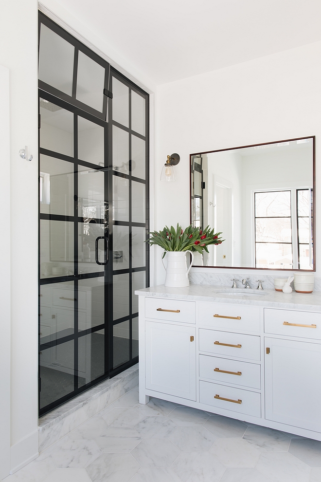 Shower Black Frame Shower Glass and black steel Shower Frame Bathroom features a black steel and glass shower sources on Home Bunch Glass and steel Shower Black Frame #showerframe #steelshower #steelshowerframe #blackshowerframe
