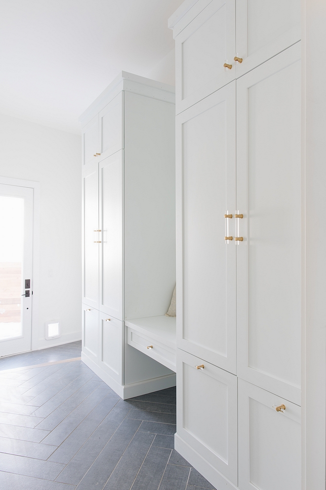 Sherwin Williams Extra White Mudroom cabinet paint color Sherwin Williams Extra White with acrylic and brass hardware Sherwin Williams Extra White #SherwinWilliamsExtraWhite