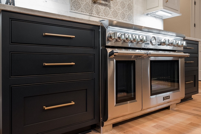 Best range We designed this home to be very entertaining friendly, so having a professional grade oven/range was a must sources on Home Bunch #stove #range #professionalappliances