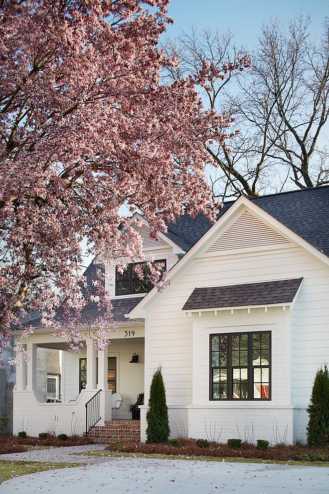 White Exterior Paint Color Warm White Exterior Paint color Exterior paint color is Benjamin Moore White Dove Trim color is the same Benjamin Moore White Dove is not stark and looks great on exteriors #BenjaminMooreWhiteDove #exterior #whiteexterior #whiteexteriorpaintcolor