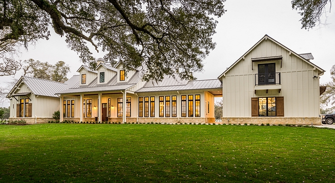 Creamy White Modern Farmhouse Exterior Paint Color Sherwin Williams Natural Choice Not stark white for exteriors cream white exterior paint color #creamywhiteexterior #modernfarmhouse #SherwinWilliamsNaturalChoice