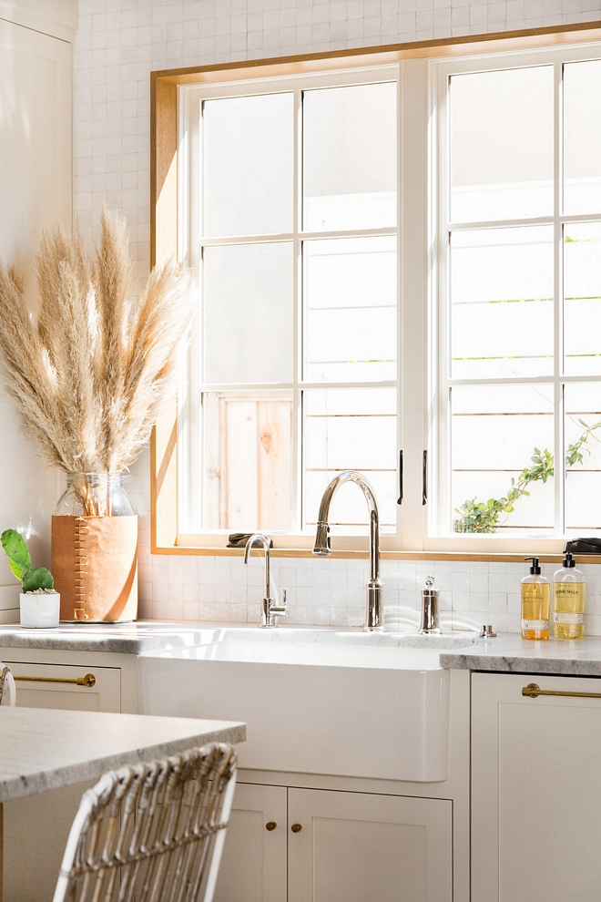 Farmhouse Kitchen Sink with Pull out Faucet sources on Home Bunch Farmhouse Kitchen Sink Farmhouse Kitchen Sink #FarmhouseKitchenSink #FarmhouseSink #KitchenSink