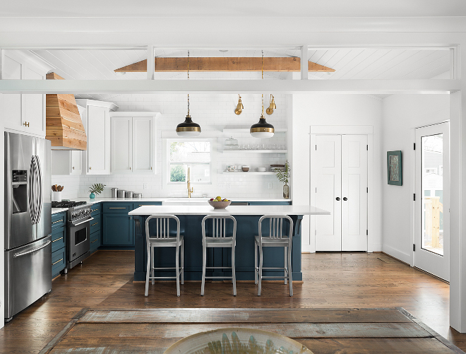 Two toned blue and white kitchen Inspiring two-toned blue and white kitchen with wood accents Two toned blue and white kitchen Two toned blue and white kitchen design #Twotonedkitchen #blueandwhitekitchen