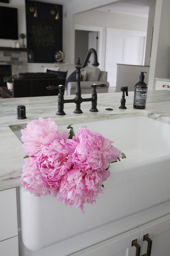 Kitchen Farmhouse Sink Kitchen Farmhouse Sink with honed carrara marble countertop oil bronze and a large farmhouse sink Kitchen Farmhouse Sink #KitchenFarmhouseSink #FarmhouseSink