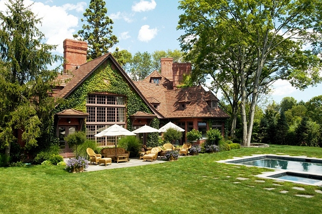 Traditional home Backyard